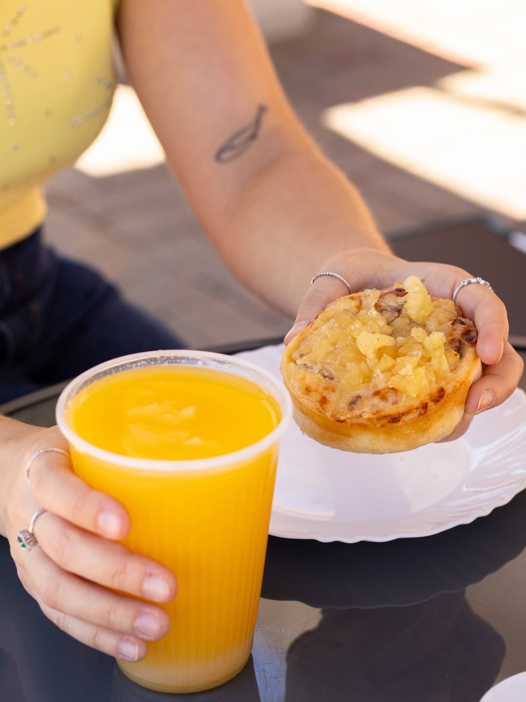 Café com latte art ao lado de rosquinha açucarada e biscoitos de polvilho