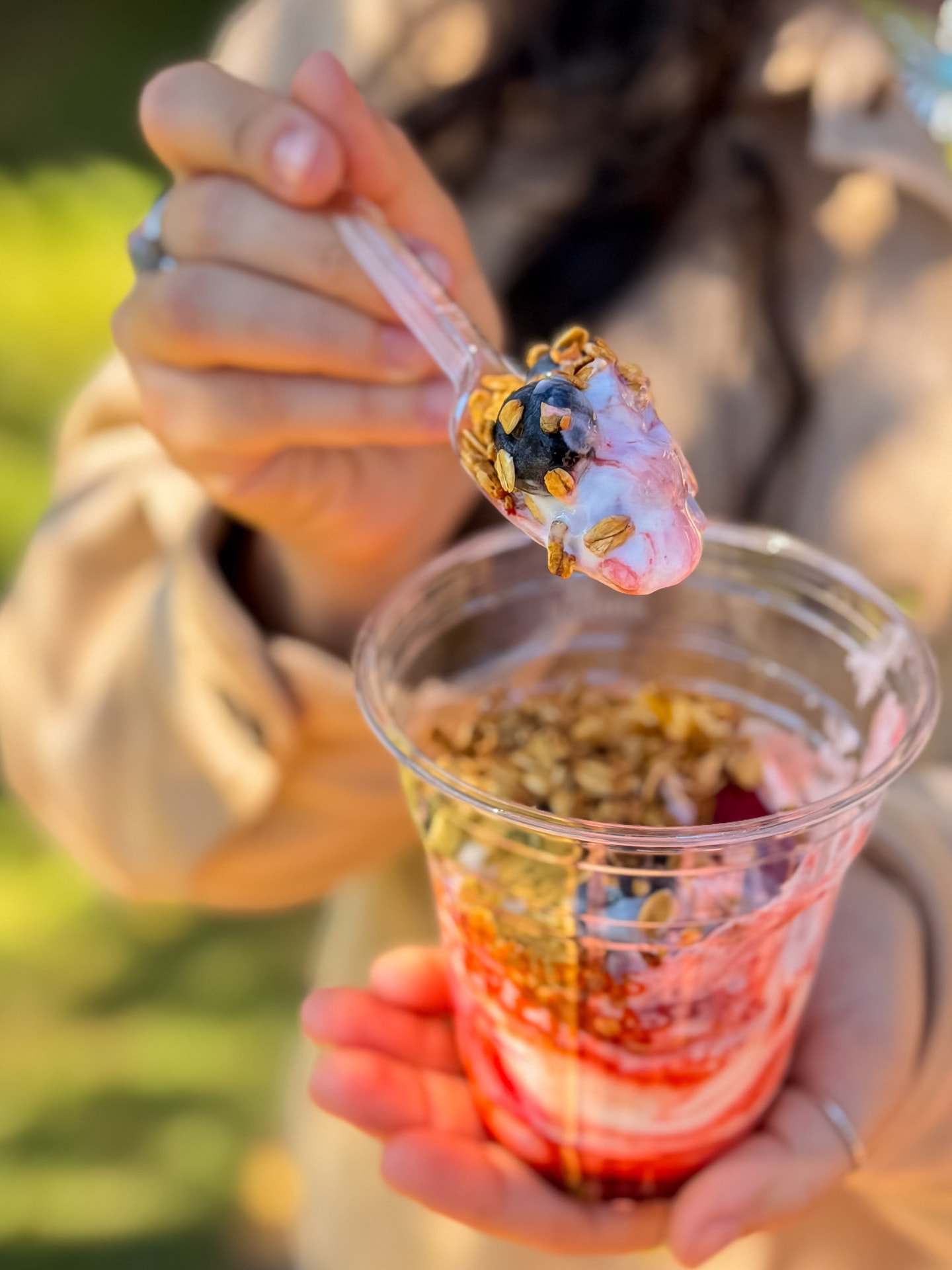 Copo de açaí com granola e frutas vermelhas